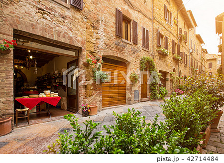 Beautiful street in a small old village Pienza, Tuscany. 42714484