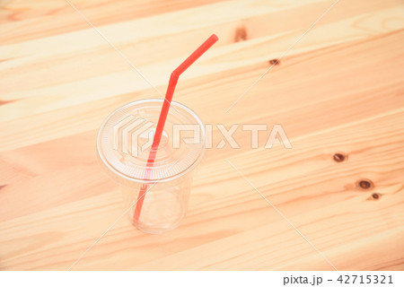 飲み物のプラスチック容器とストロー 42715321