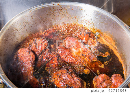 チャーシュー調理中　豚肉を煮込む 42715343
