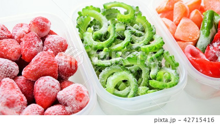 保存容器に入れた冷凍フルーツと野菜、白背景 保存容器に入れた冷凍フルーツと野菜、白背景 42715416