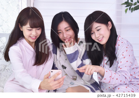 パジャマパーティーでネット検索 42715439