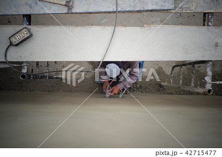 Workers installing bricklayer Workers installing bricklayer 42715477