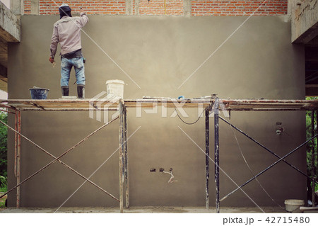 Workers installing bricklayer Workers installing bricklayer 42715480