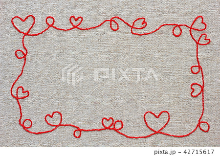 赤い糸のハート フレームの写真素材