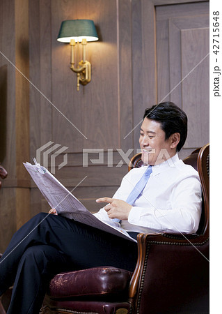 ビジネスマン 新聞 椅子 42715648