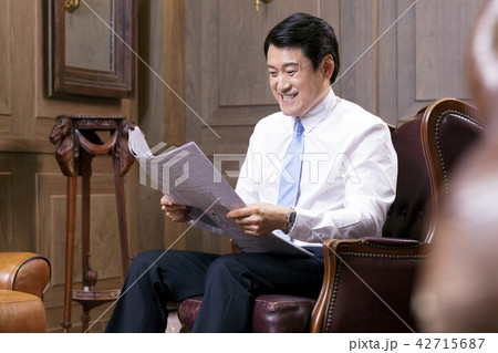 ビジネスマン 新聞 椅子 42715687