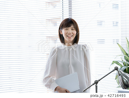 窓辺に立つ女性 窓辺に立つ女性 42716493