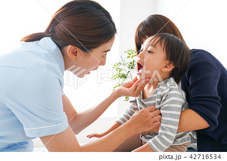 歯医者さんと子ども 42716534