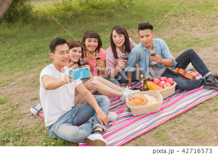 selfie with his friends 42716573