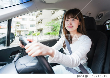 車を運転する女性 42716910