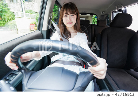 車を運転する女性の写真素材