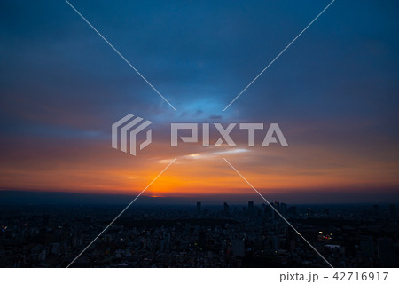 夏の夕空 夕焼けに変わる頃 東京・新宿副都心 2018.07.27 18:47前後 広角 a 夏の夕空 夕焼けに変わる頃 東京・新宿副都心 2018.07.27 18:47前後 広角 a 42716917