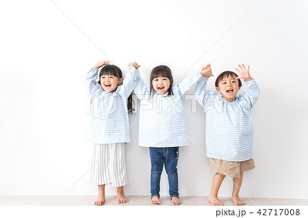 仲良しの子どもたち 42717008