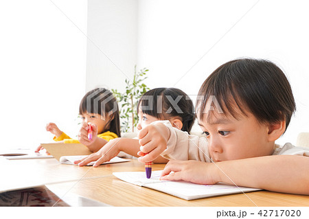 仲良しの子どもたち 仲良しの子どもたち 42717020