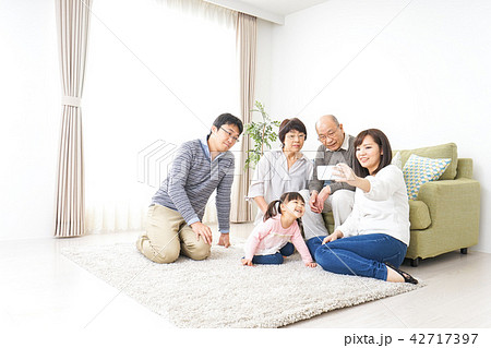 幸せな家族の写真素材