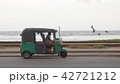 海岸通りを走るトゥクトゥク 42721212
