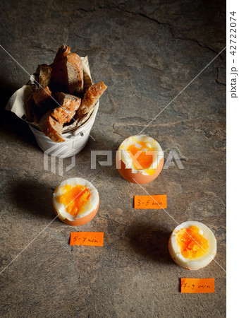 Boiled eggs by the minute 42722074