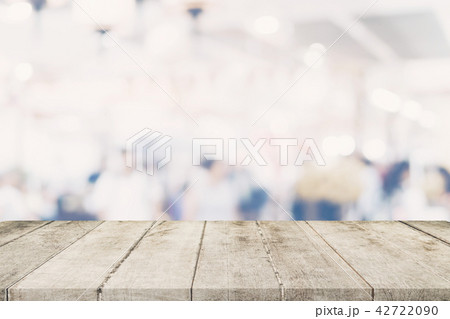 Empty wooden table with blurred abstract people Empty wooden table with blurred abstract people 42722090