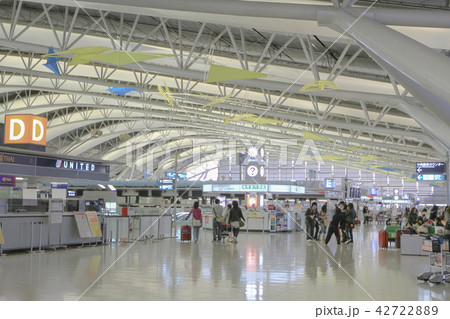 an Airline passengers inside the Kansai airports an Airline passengers inside the Kansai airports 42722889