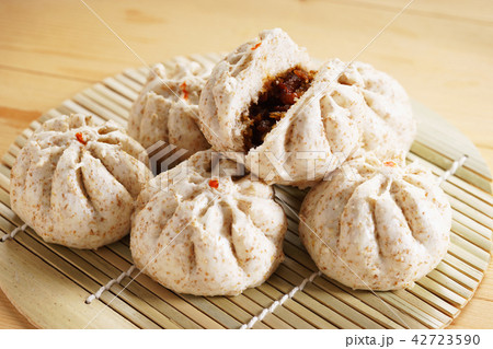 Chinese steamed bun on wooden basketwork Chinese steamed bun on wooden basketwork 42723590