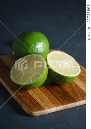 fresh green lime and slices 42723608