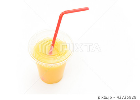 オレンジスムージーの入った飲み物のプラスチック容器とストロー オレンジスムージーの入った飲み物のプラスチック容器とストロー 42725929