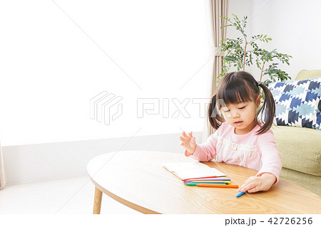 一人遊びする子供の写真素材