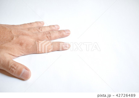 左手人差し指に貼った大型の絆創膏の写真素材