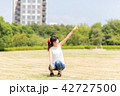 公園で空を指さす女性 42727500