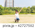 公園で空を指さす女性 42727502