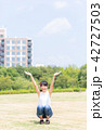 公園で両手を広げる女性 42727503