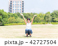 公園で両手を広げる女性 42727504