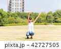 公園で空を指さす女性 42727505