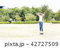 夏の日差しを浴びる女性 42727509
