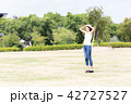 夏の日差しを浴びる女性 42727527