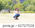 夏の日差しを浴びる女性 42727528