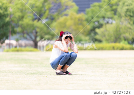夏の日差しを浴びる女性 42727528