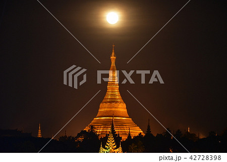 Shwedagon Pagoda Shwedagon Pagoda 42728398