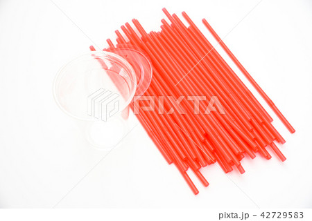 飲み物のプラスチック容器とストロー 42729583