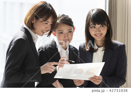 女性　同僚　相談　チーム 42731036
