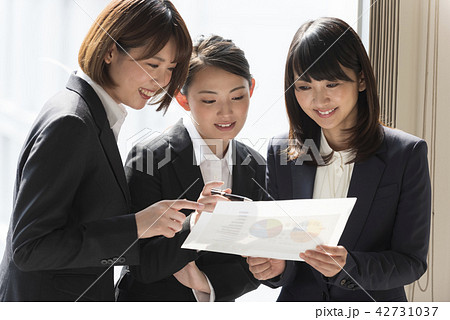 女性 同僚 相談 チーム 女性 同僚 相談 チーム 42731037