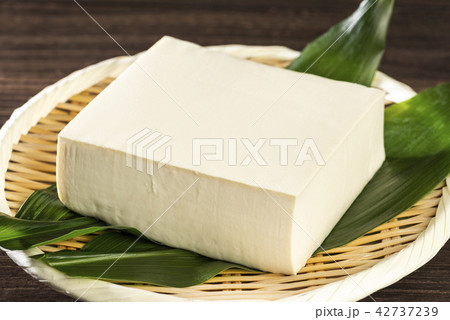 竹笊にのせた豆腐 42737239