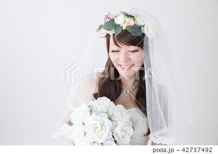 花束を持つ花嫁の写真素材
