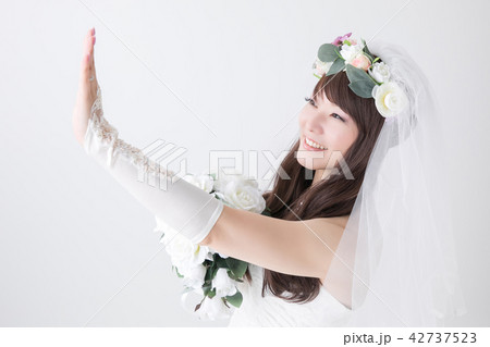 指輪を見る笑顔の花嫁 42737523
