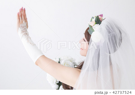 指輪を見る笑顔の花嫁 42737524