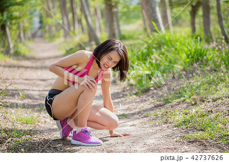 sport woman knee injury 42737626