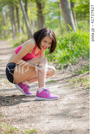 sport woman with calf strain 42737627