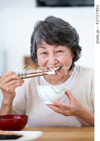 シニア　ご飯　食事　食べる 42737901