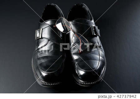 革靴と老眼鏡 42737942
