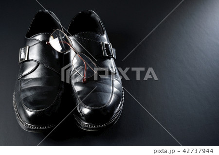 革靴と老眼鏡 42737944